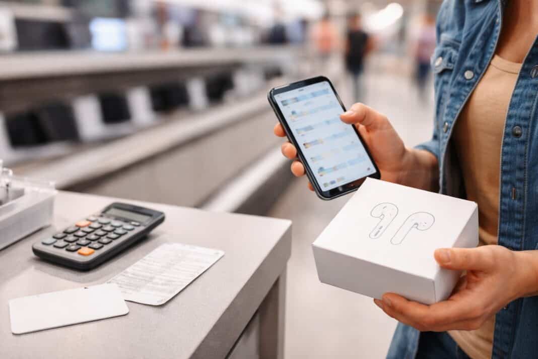 Gutschein-Check im Elektronikmarkt vor dem Kauf