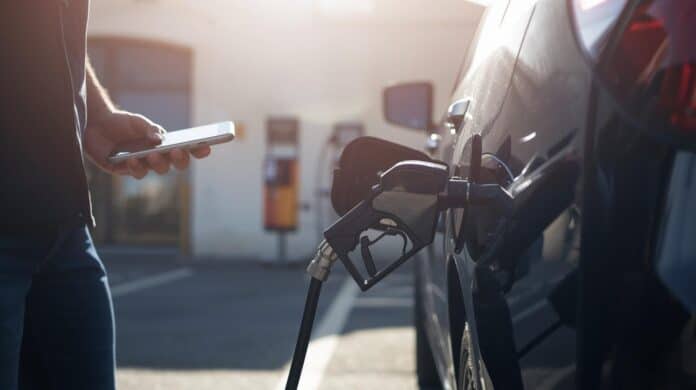 Autokosten senken durch Reifendruck- und Kostencheck am Auto