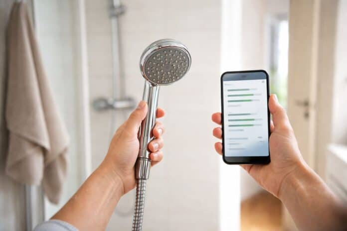 Duschkosten prüfen: Warmwasser sparen im Bad